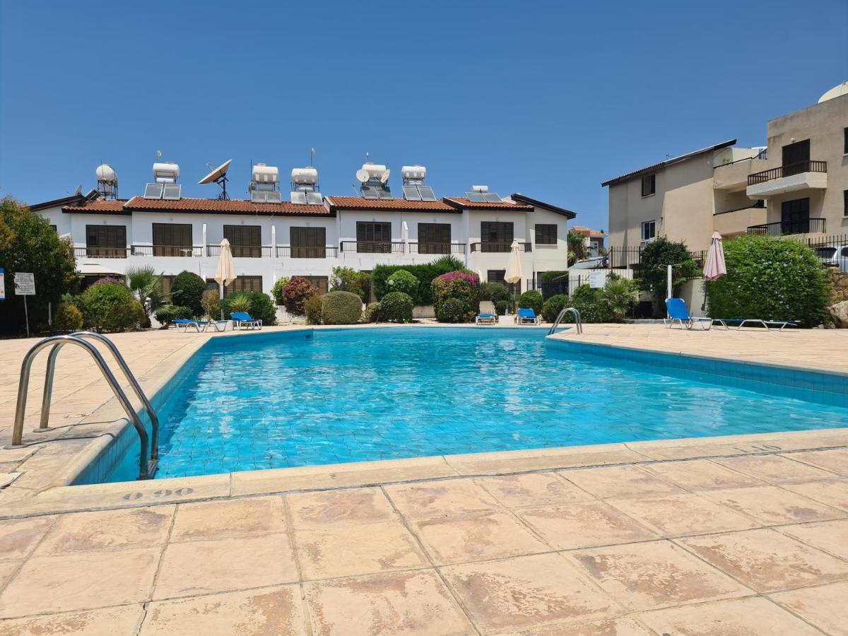 Natalia'S Townhouse, Margarita Gardens 003 Villa Paphos Bagian luar foto